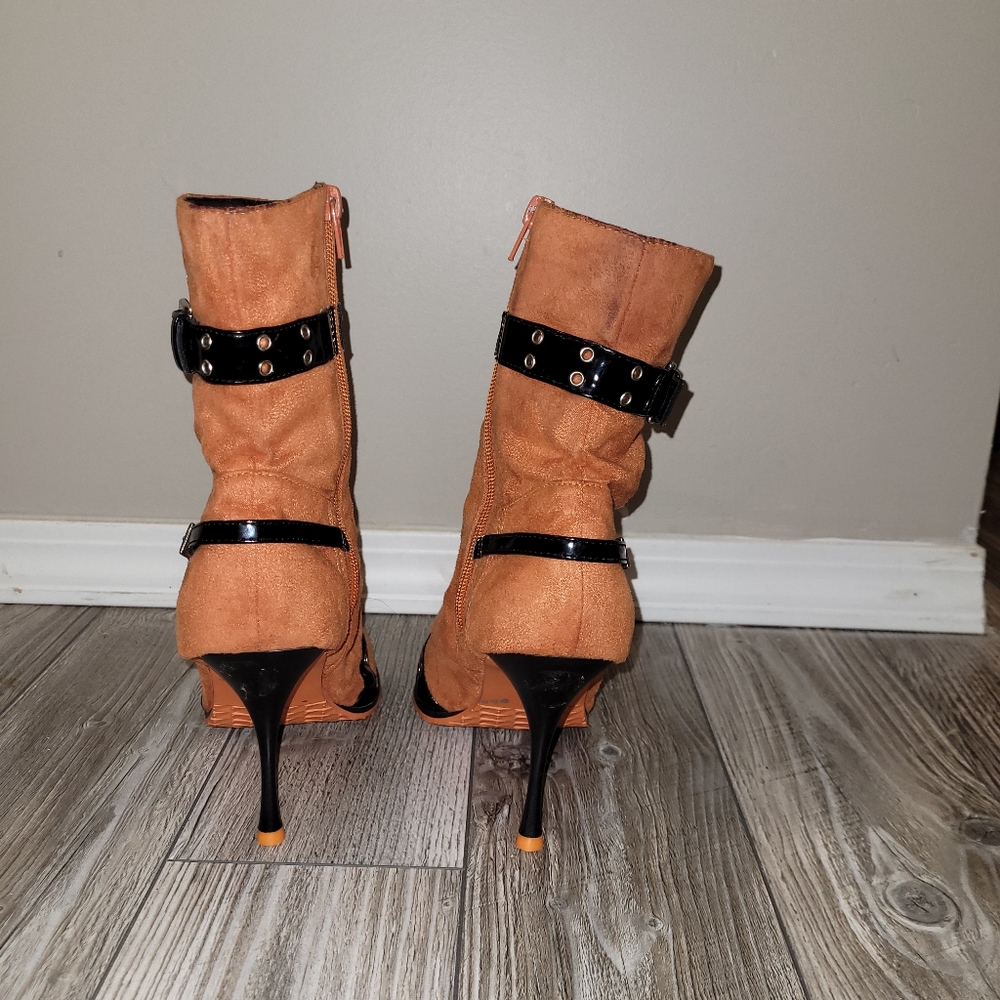 Two Lips sz 9 orange with black pleather straps with working buckles.